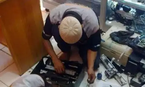 Teknisi profesional CV TEKNISIKU membongkar dan memperbaiki motherboard laptop mati total panggilan di Cibitung Cikarang Bekasi