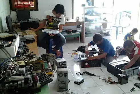 Proses pemeliharaan dan service komputer secara massal di workshop CV TEKNISIKU Bekasi